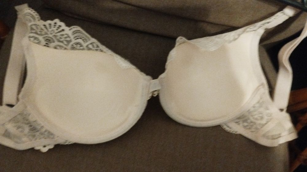 Śliczny, delikatny biustonosz 75D