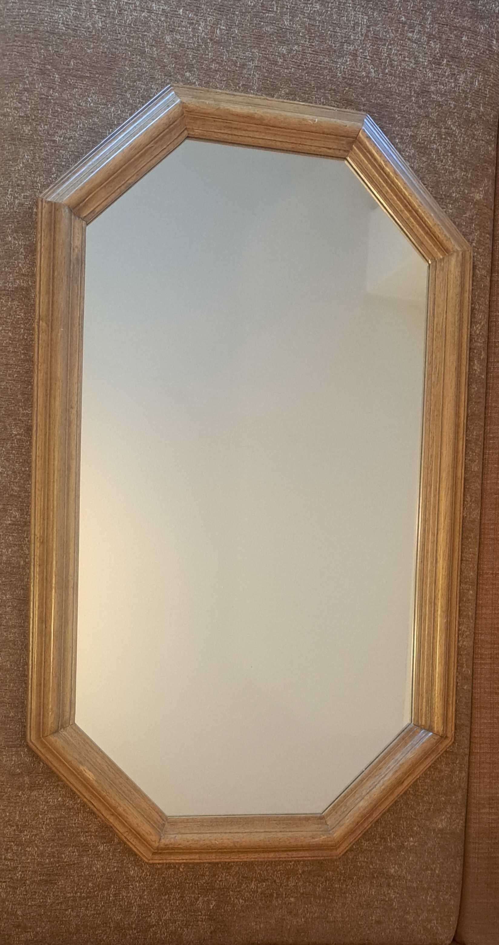 duże ścienne lustro w drewnianej ramie