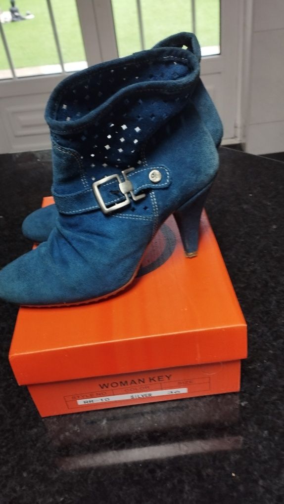Botins em pele  tam. 35