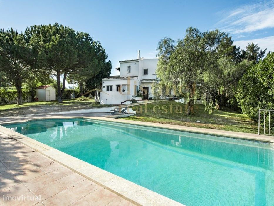Moradia espaçosa com 4 quartos, piscina e amplo terreno perto da Es...