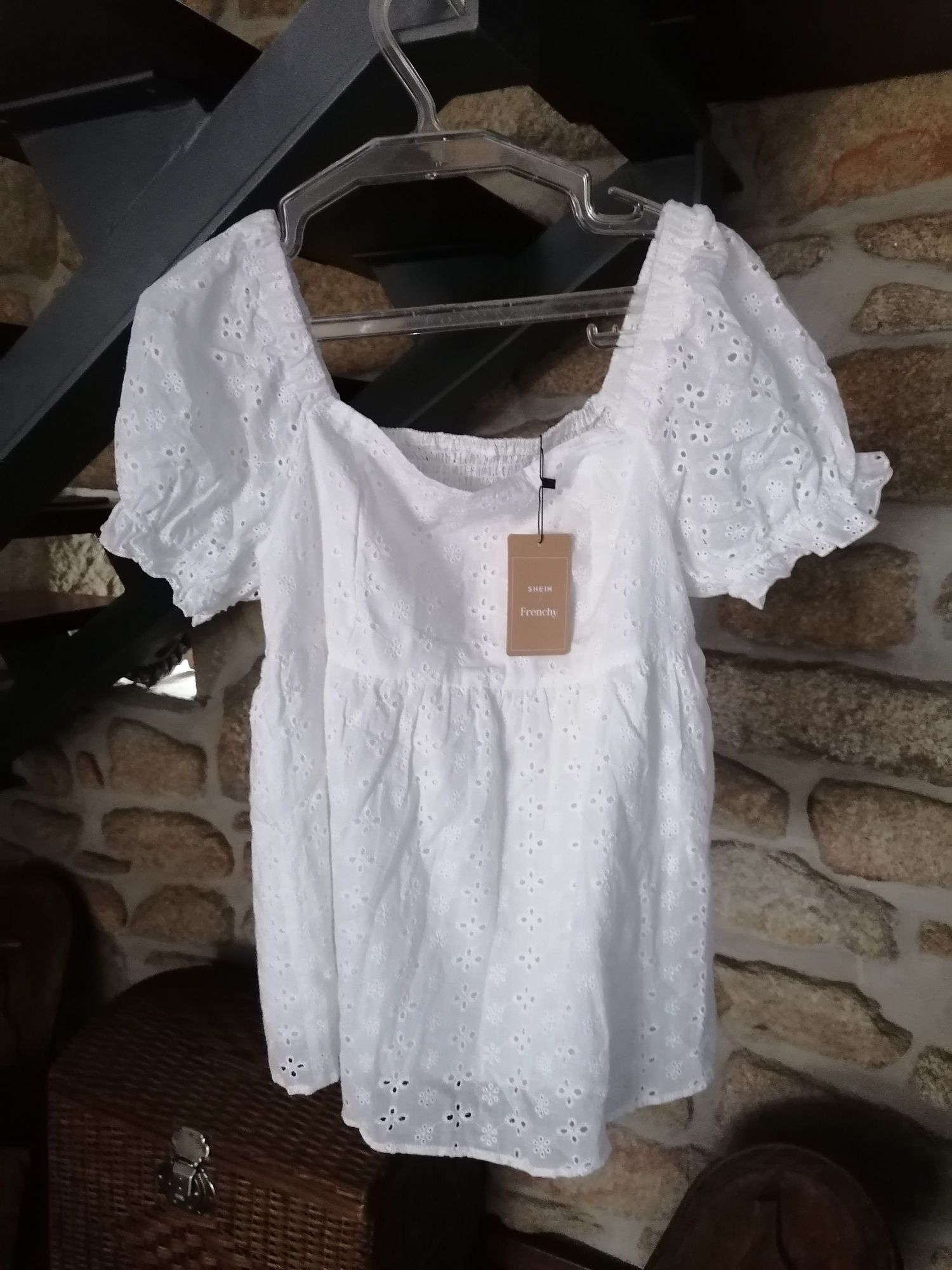 Vendo blusa branca bordado inglês