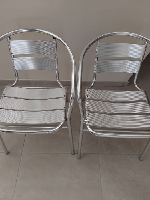 Ładne krzesła aluminiowe.Praktyczne do wewnątrz jak i zewnątrz.