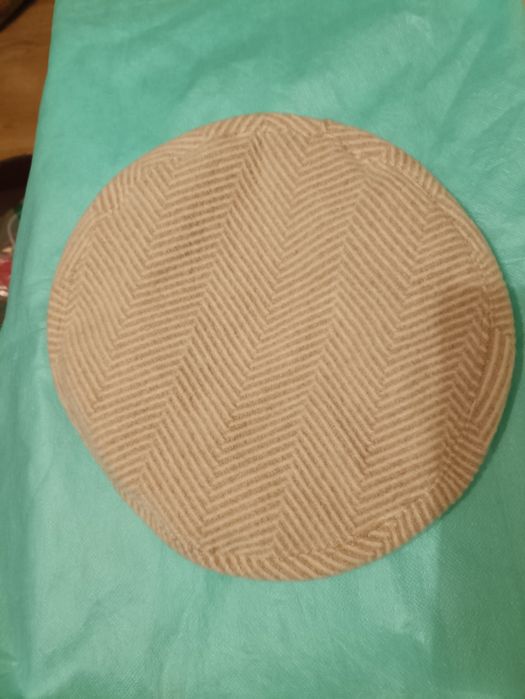 Beret w beżowe prążki