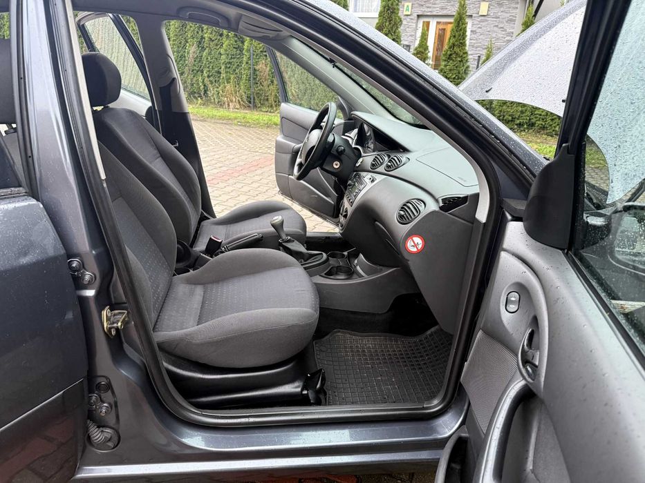 Ford Focus 1.8 b 04r nowe opony bardzo dobrze jeździ pewna benzyna