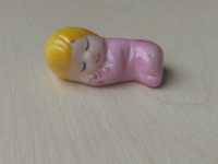 Zabytkowy domek dla lalek Mała porcelanowa figurka śpiącej dziewczynki