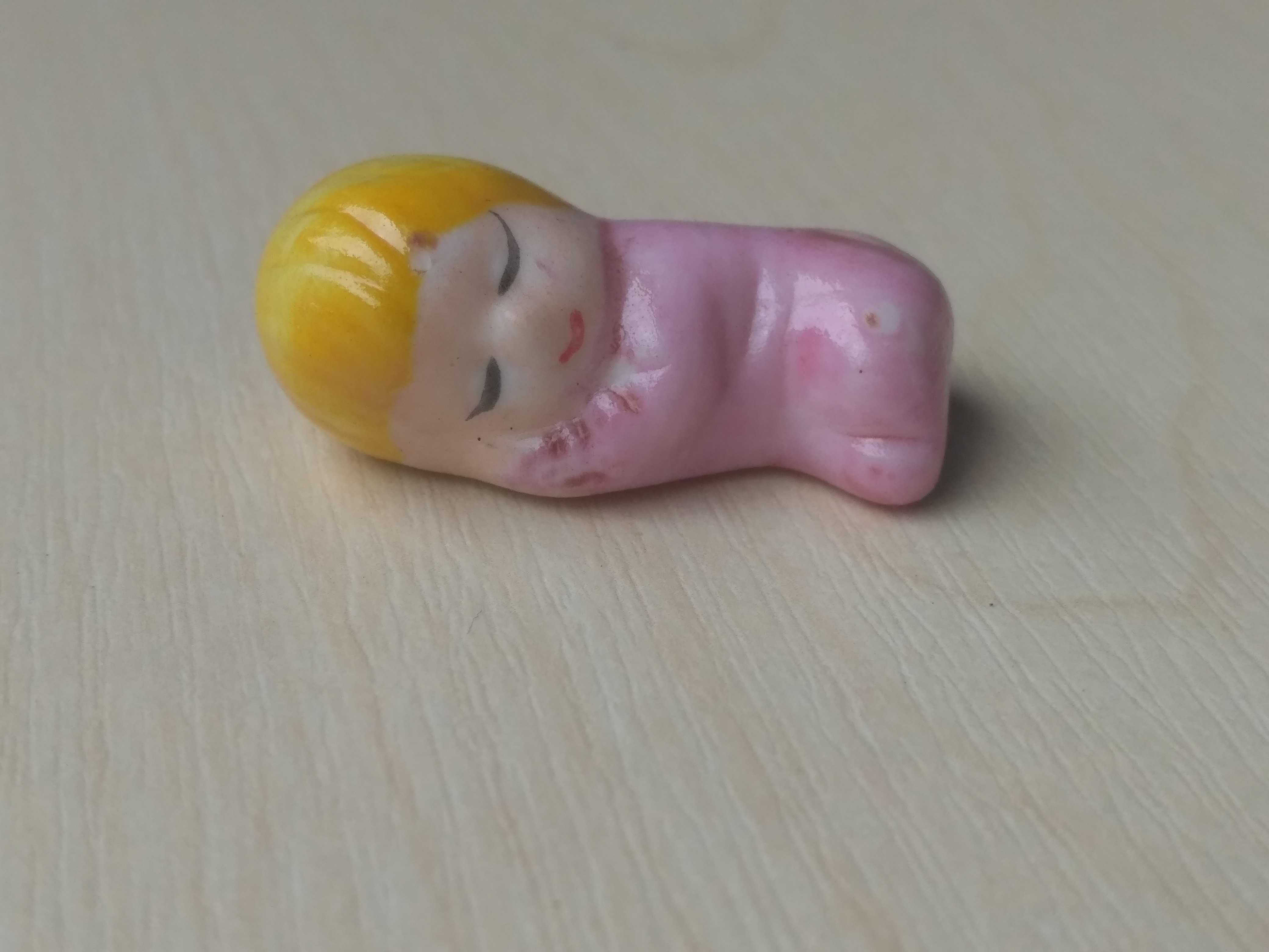 Zabytkowy domek dla lalek Mała porcelanowa figurka śpiącej dziewczynki