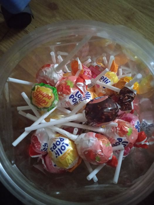 На палочці chupa chups  та lollypop
