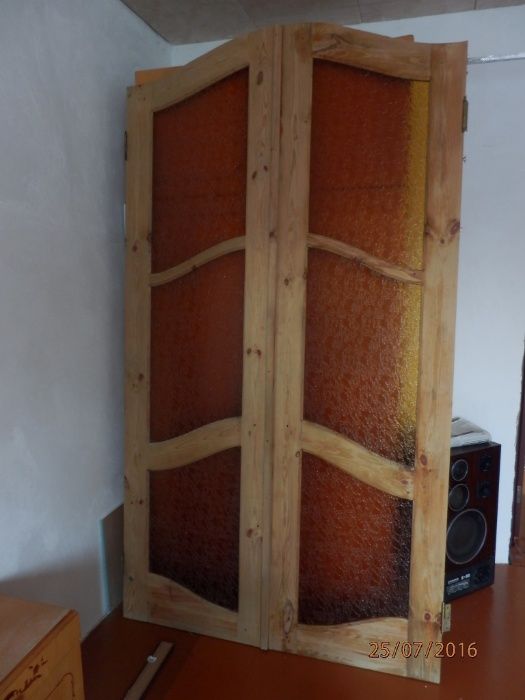 Продам деревянные двери с цветной стеклянной вставкой
