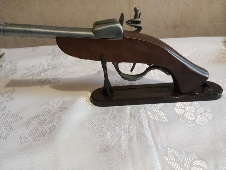 Запальнички револьвер та кінь.