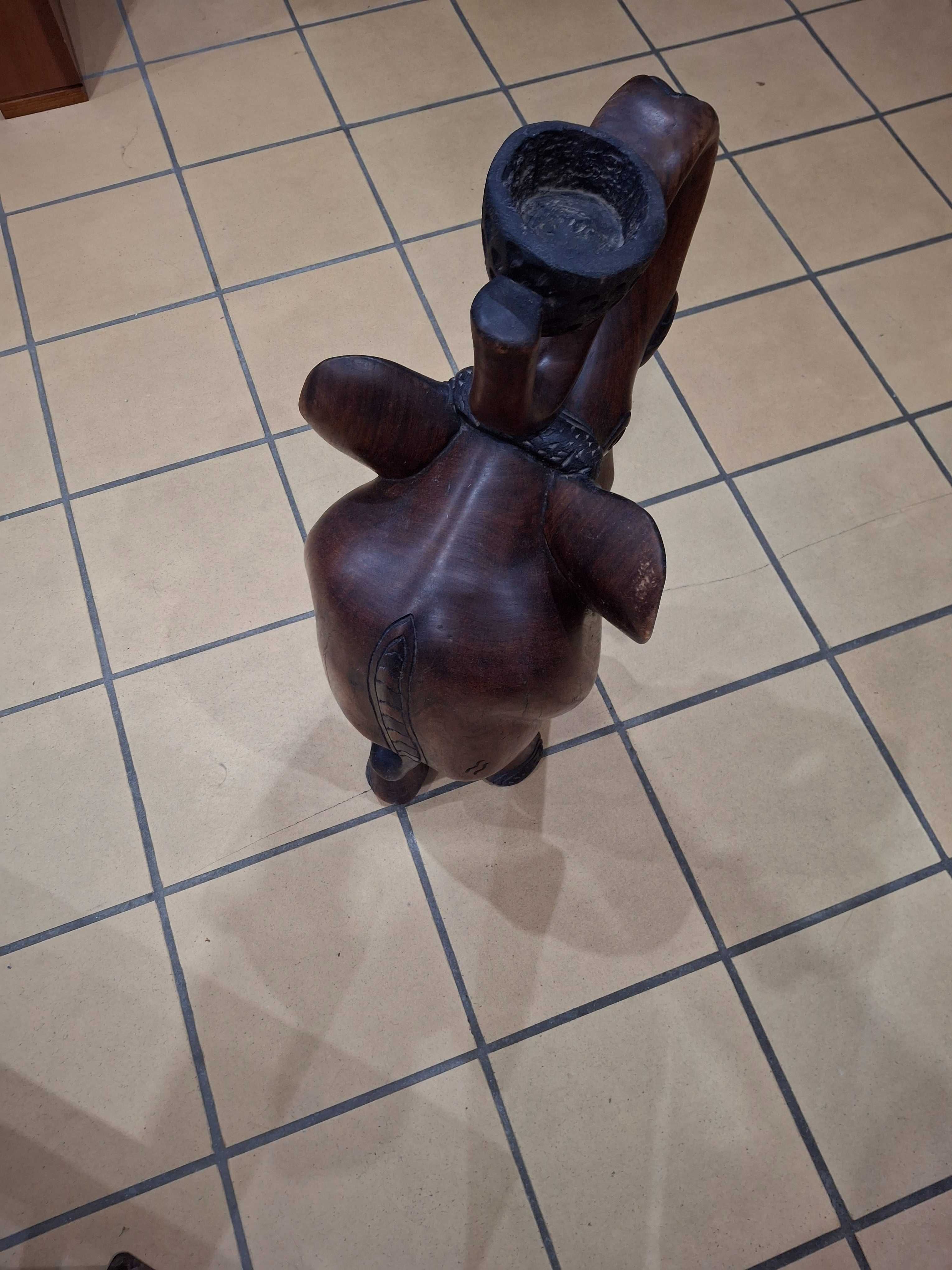 Elefante africano de madeira maciça. Peça única