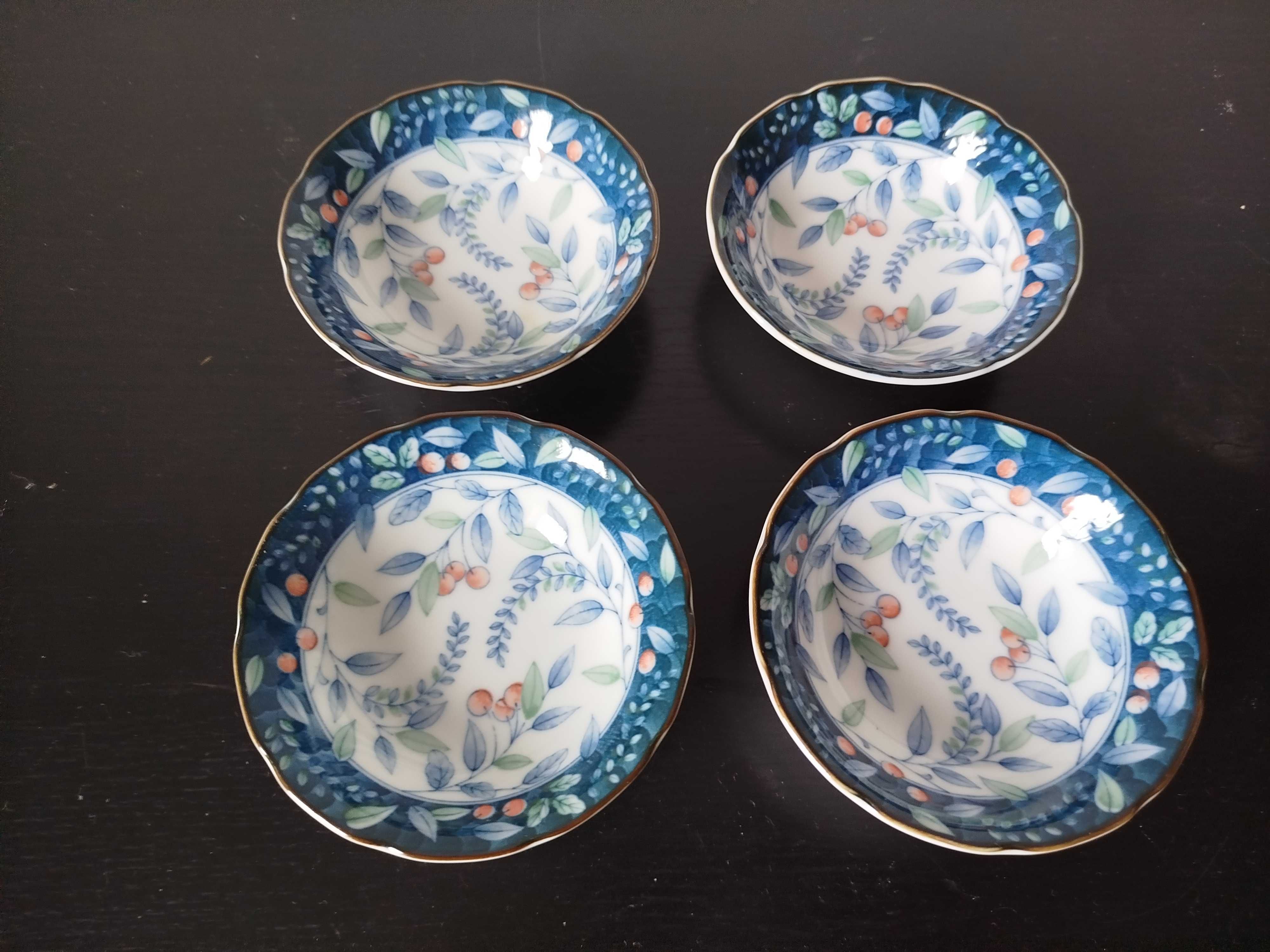 Conjunto de quatro taças em porcelana