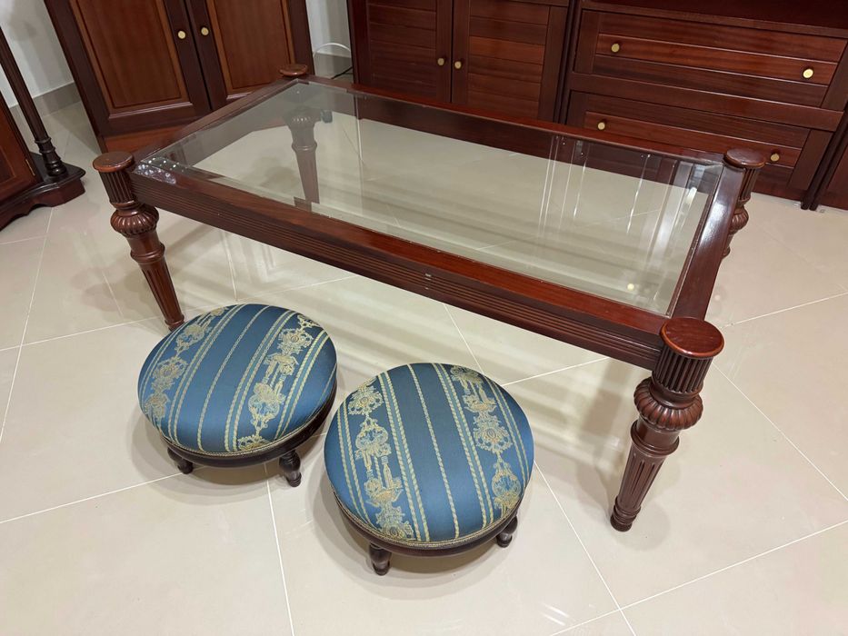Mesa de Centro Clássica em Madeira Maciça com Vidro