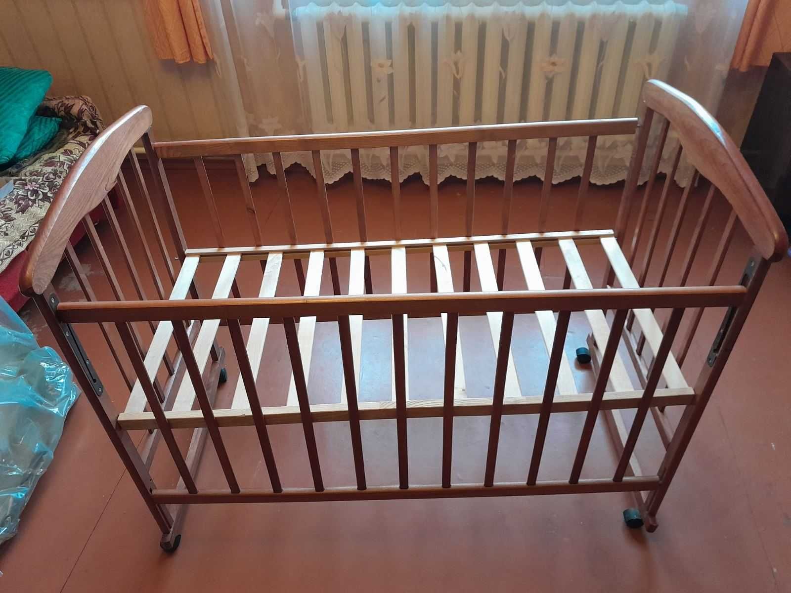 продам детскую кроватку с кокосовым матрасом