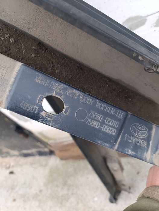 Накладка порога права ліва Toyota Avensis T27 седан накладка порога