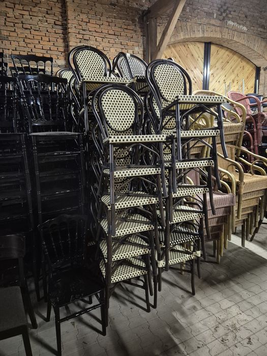 48x Stylowe krzesło rattanowe z modnej restauracji + stoliki