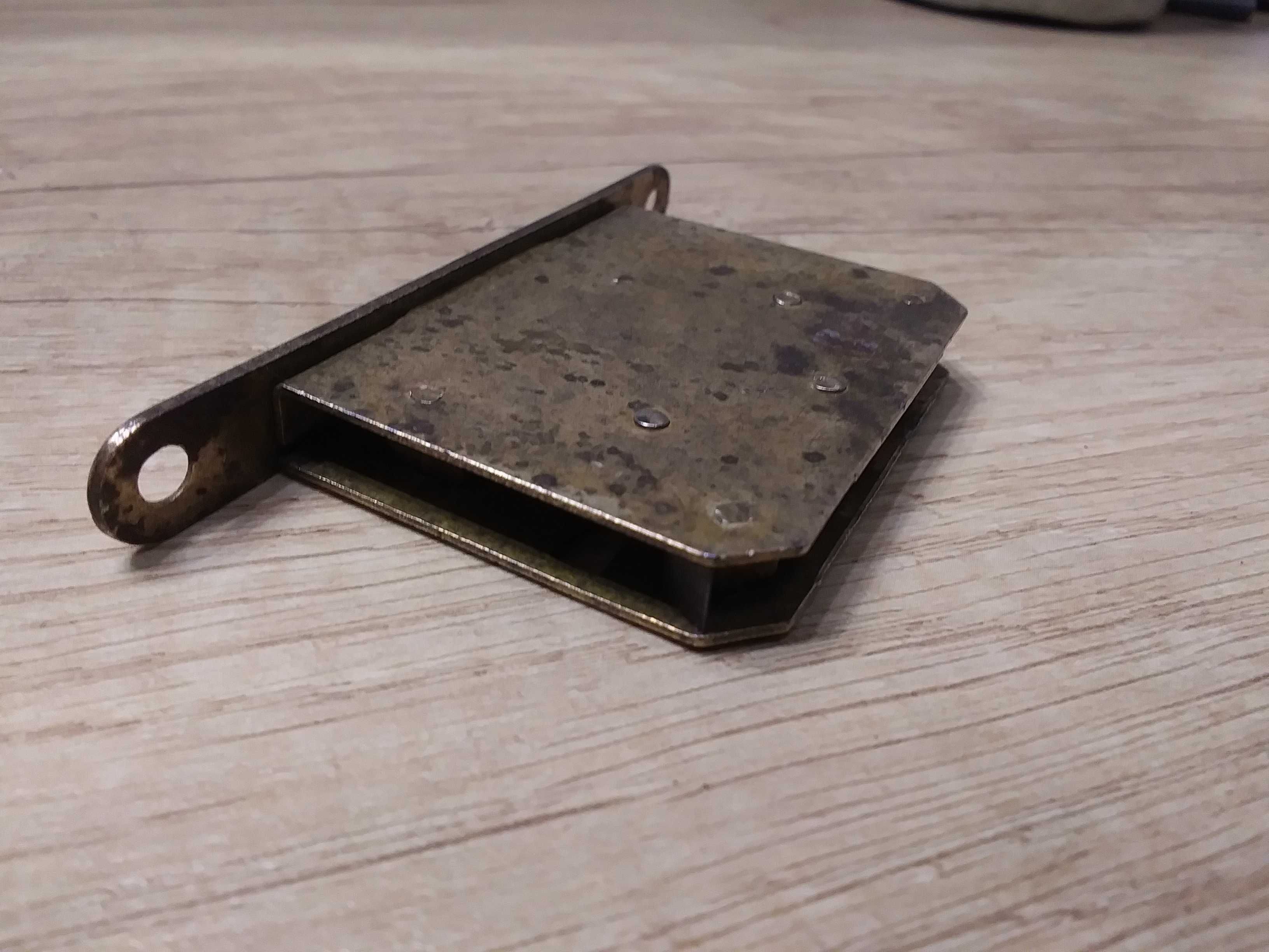 Stary zamek do drzwi kredensu komody mebli mały meblowy metalowy zamek