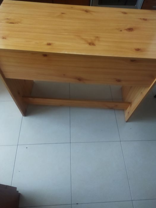 Secretária em castanho claro