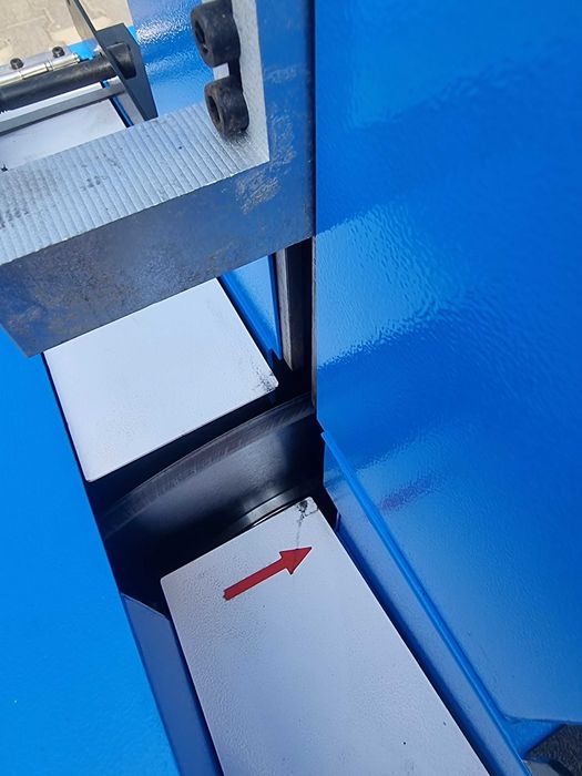 Przecinarka z skórowarką do węży hydraulicznych