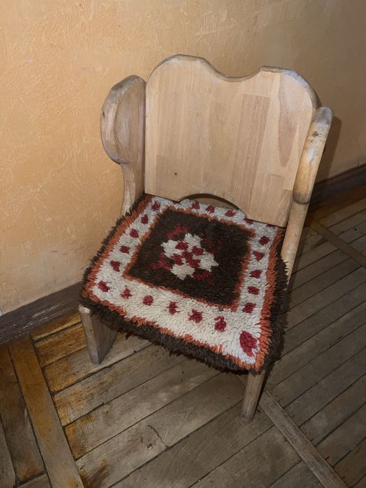 Деревʼяний стільчик