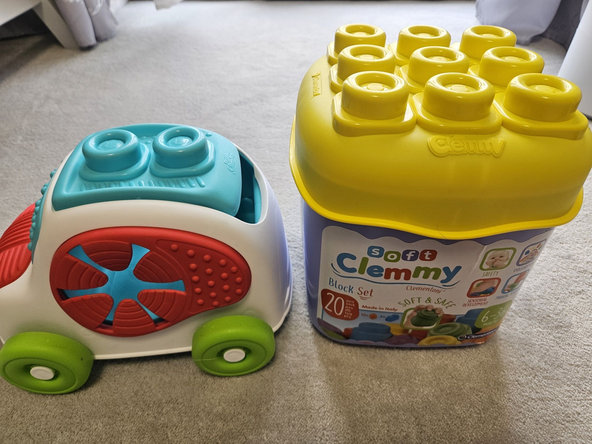 Klocki Clemmy pudełko, samochodzik i 28 klocków.