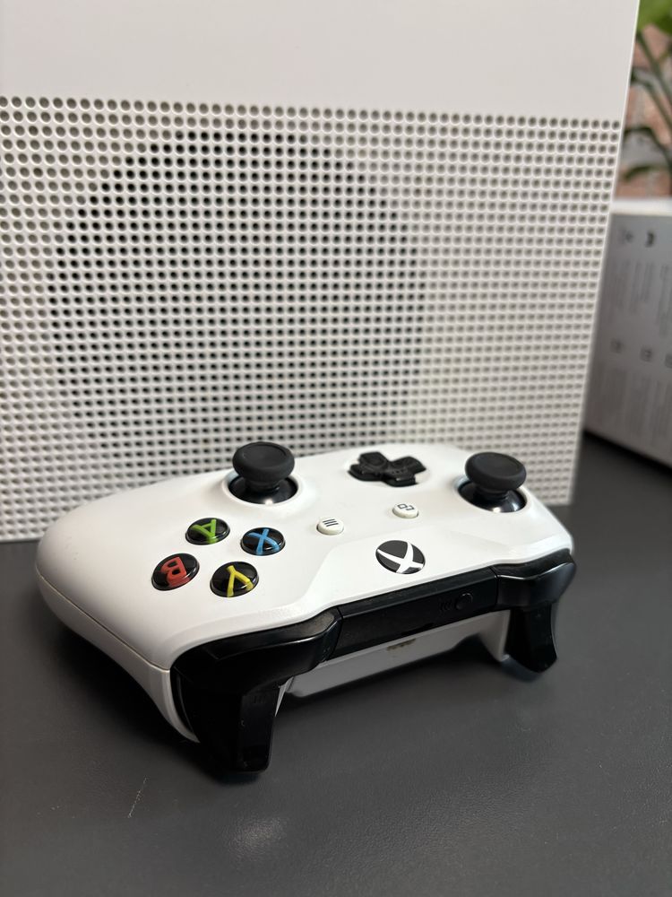 Продам Xbox one S 1 tb и геймпады отдельно
