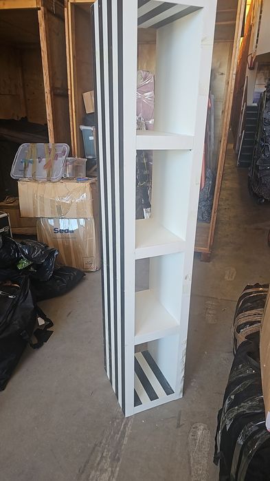 Manequim e prateleiras loja