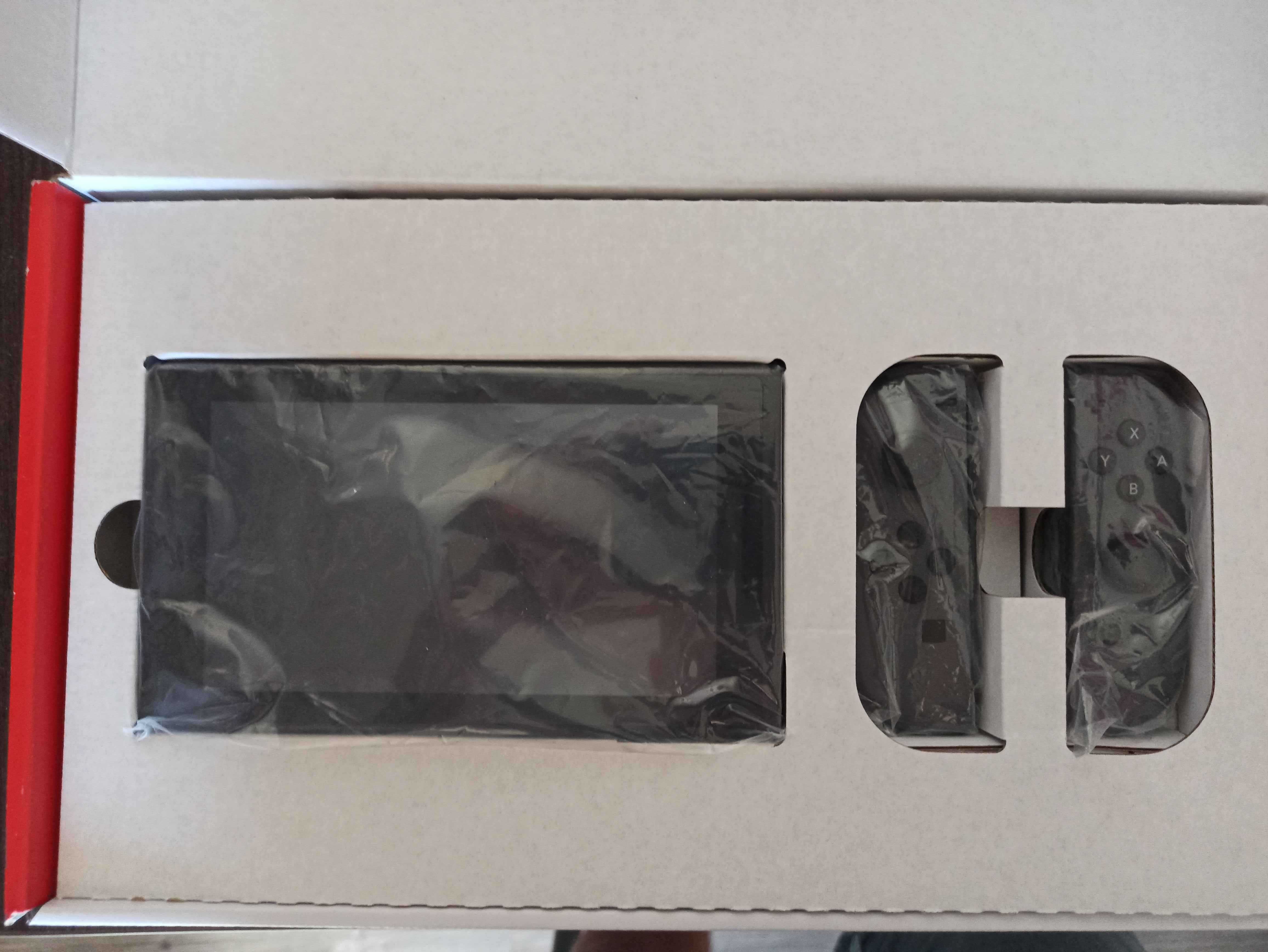 Nintendo Switch (ciemnoszary) + pokrowiec + gra + karta pamięci 128GB