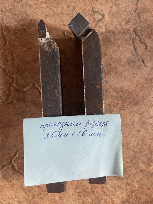 Токарні різці (прохідний, різьбовий, розточний, інші)