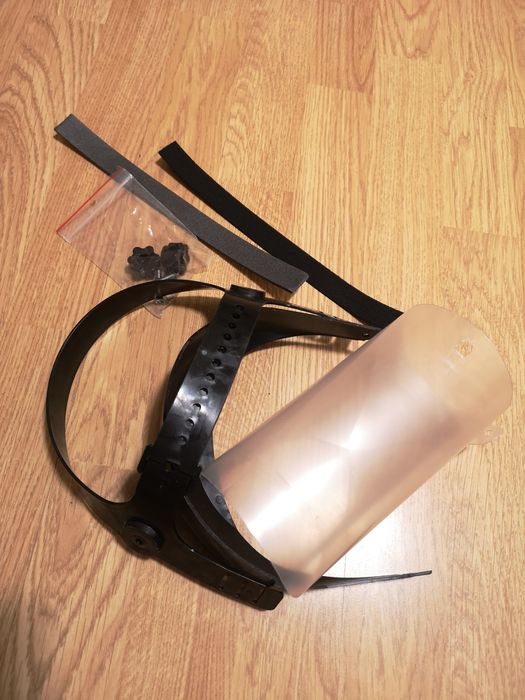 Przyłbica ochronna uchylna