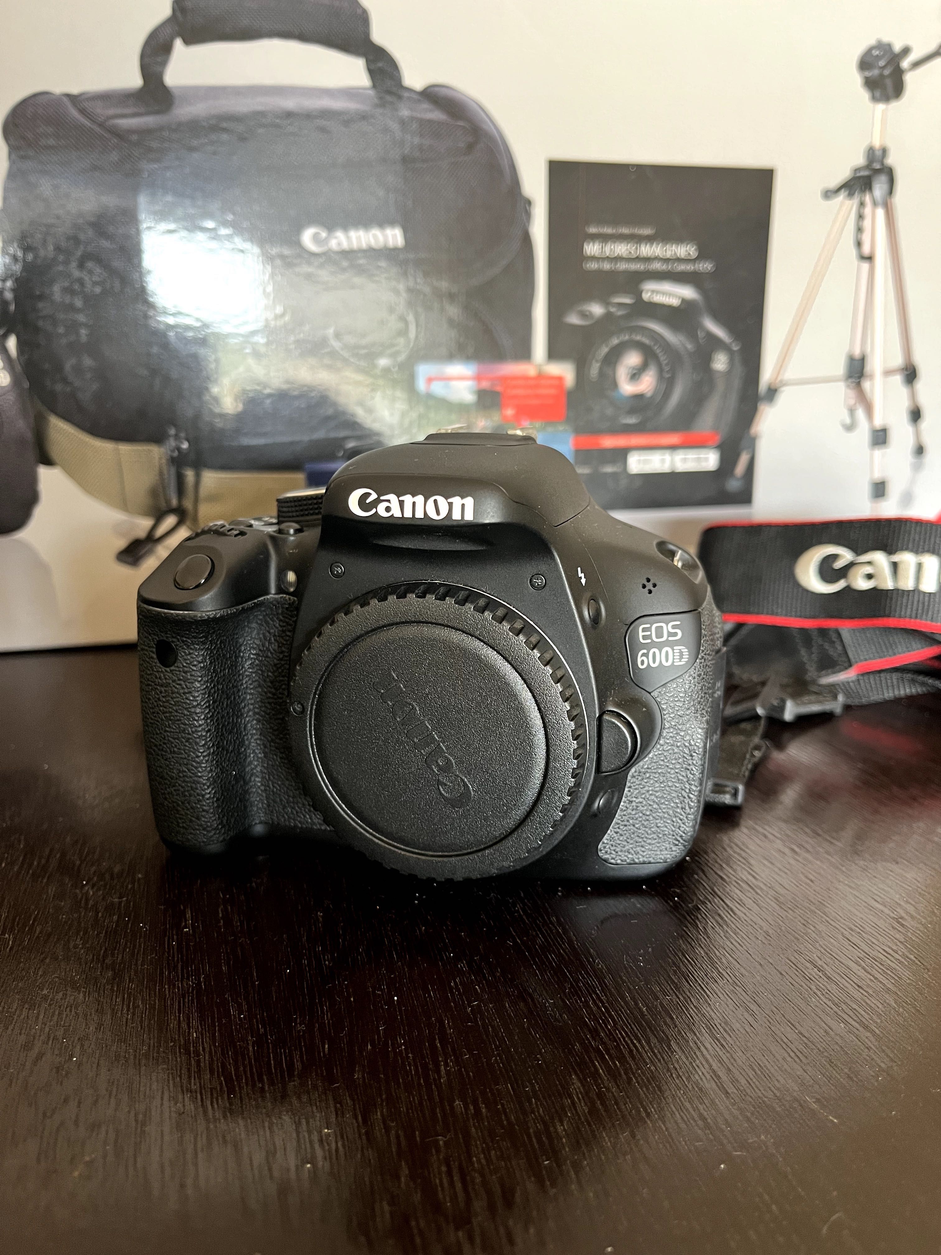 CANON EOS 600D + Objetivas de 18-55 mm / 50mm + acessórios