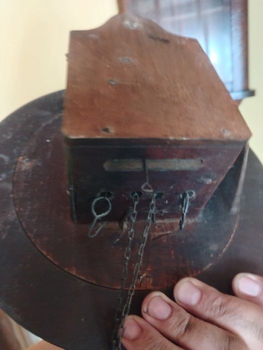 Zegar wiszący sygnowany na tarczy