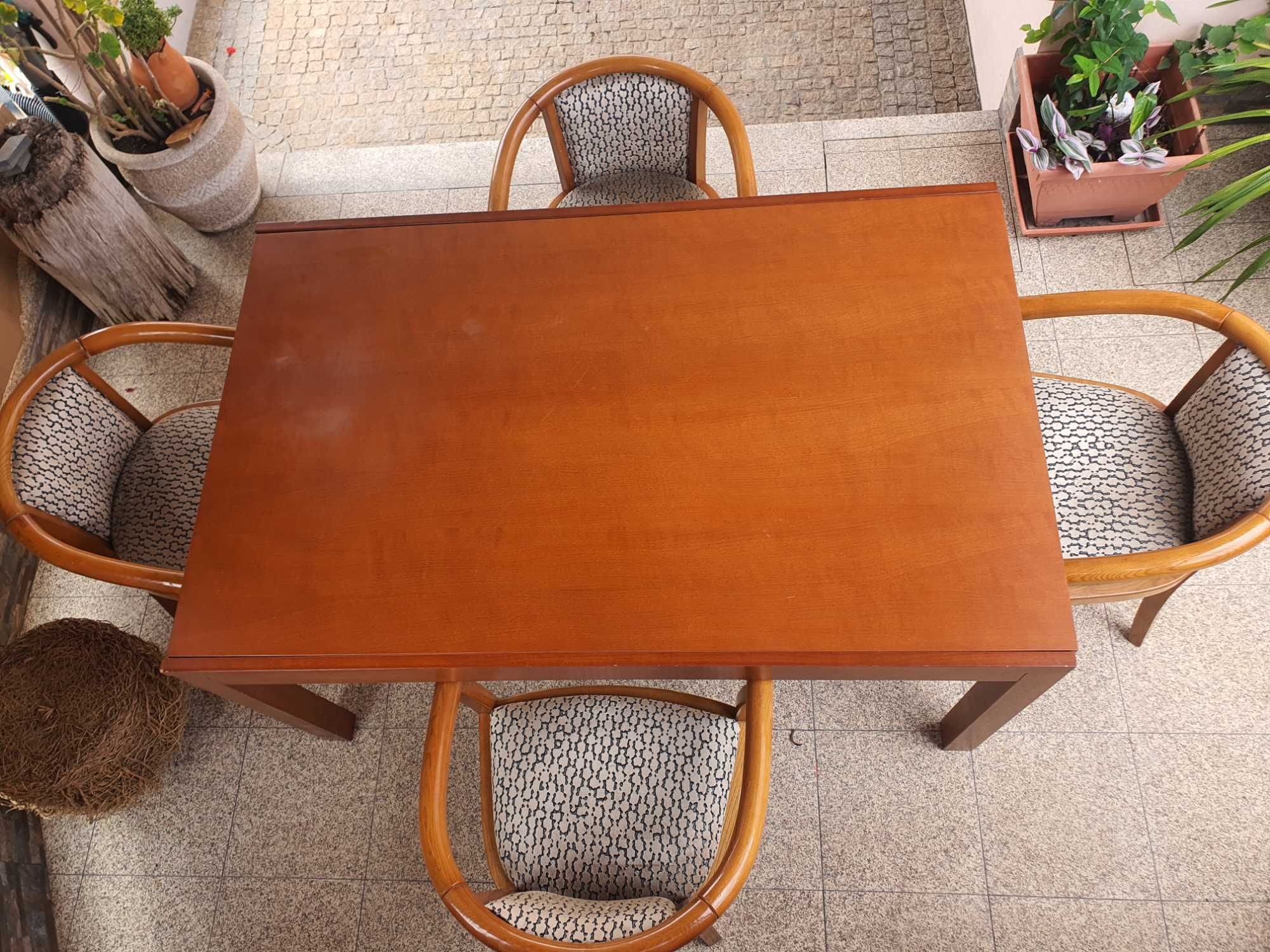 Mesa em madeira extensível e 4 cadeiras