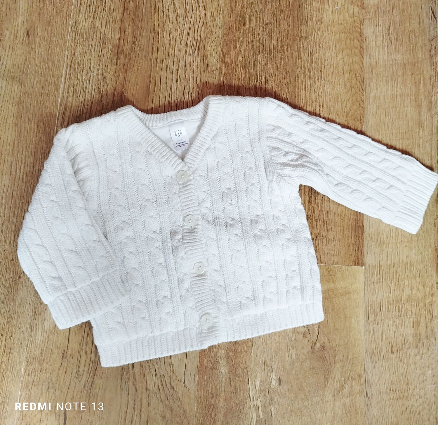GAP niemowlęcy biały sweterek zapinany na guziki rozm. 74 (6-12msc)