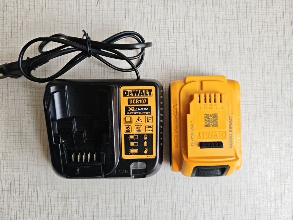 Акумуляторна батарея і зарядний пристрій DeWalt