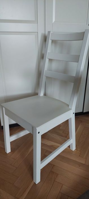 Krzesła białe drewniane