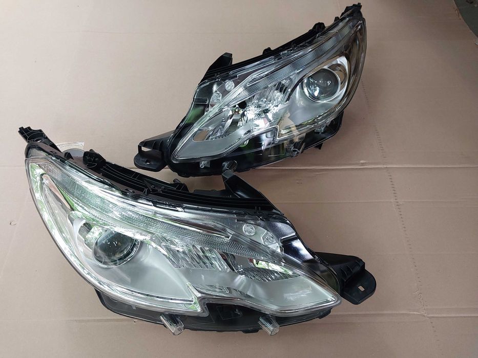 Peugeot 2008  komplet lamp przednich NOWE
