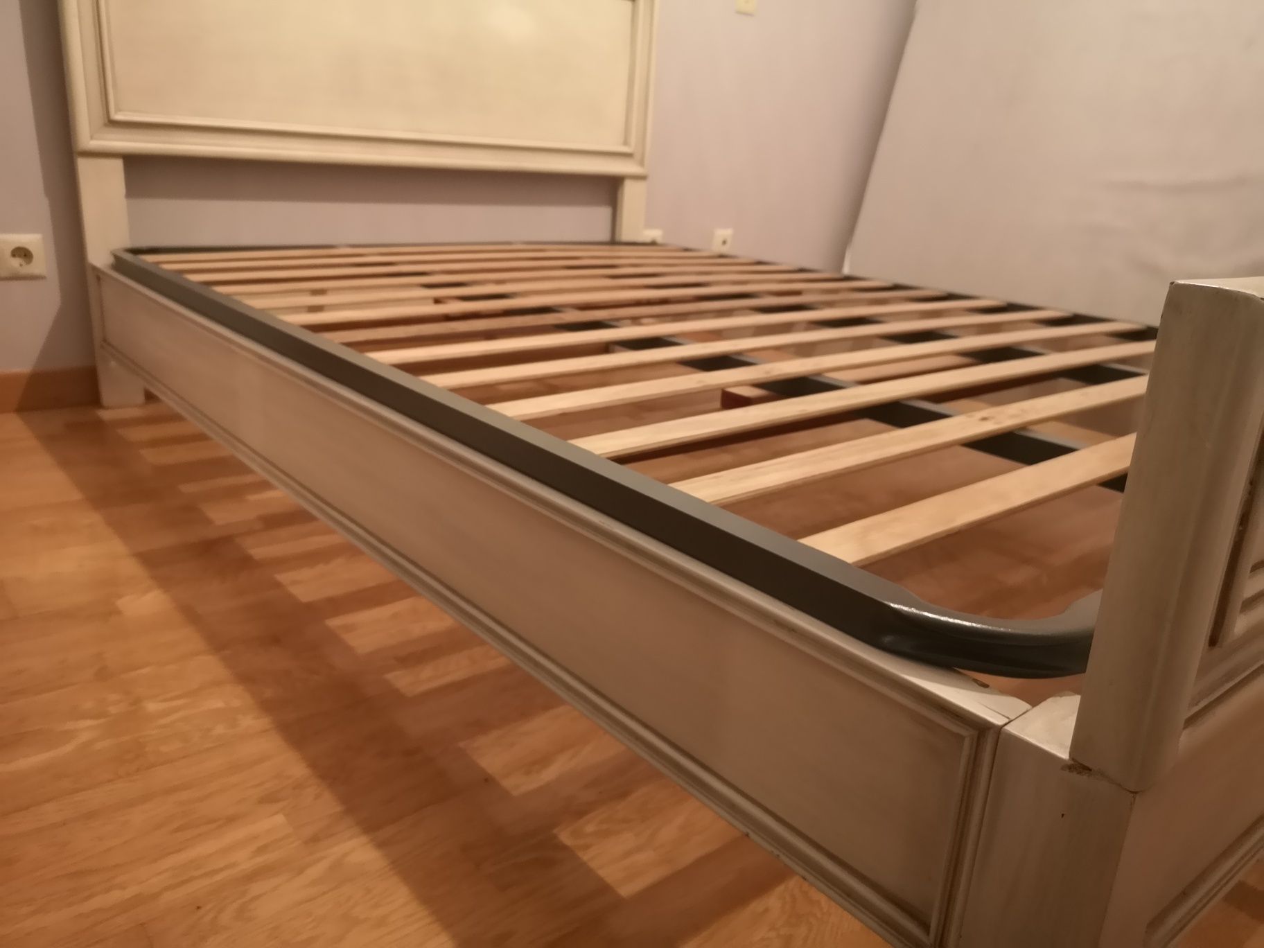 Cama creme com mesas de cabeceira