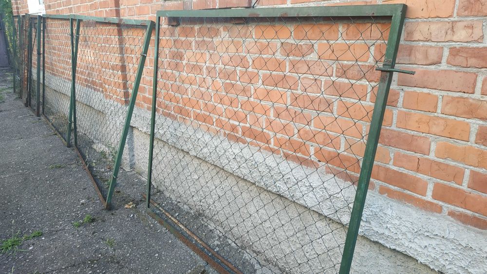 Секции для забора из уголков и сетки