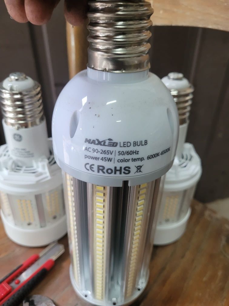 Lampa do oświetlenia hali przemysłowej garażu Philips