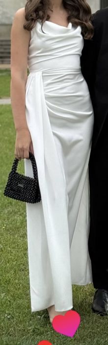 Святкова біла сукня із розрізом на нозі