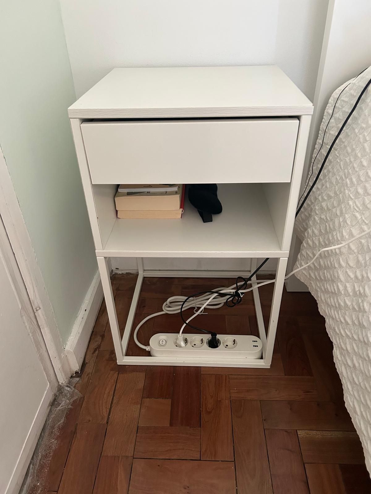 Mesa de Cabeceira IKEA VIKHAMMER