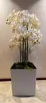 Orquídeas artificiais e vaso