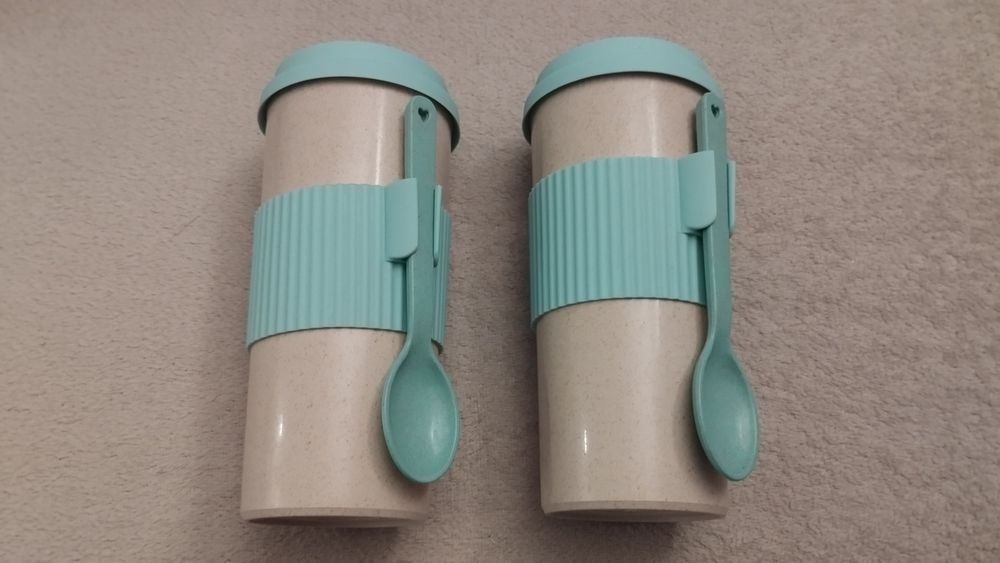 2 plastikowe kubki z łyżkami