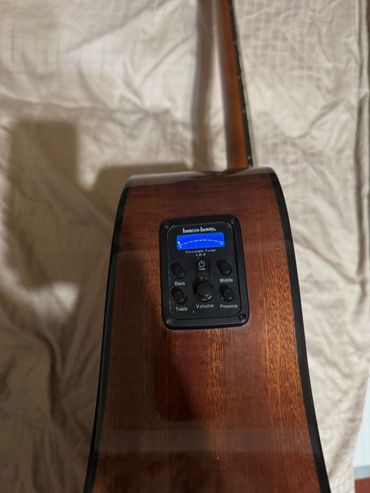 Електроакустична гітара Washburn