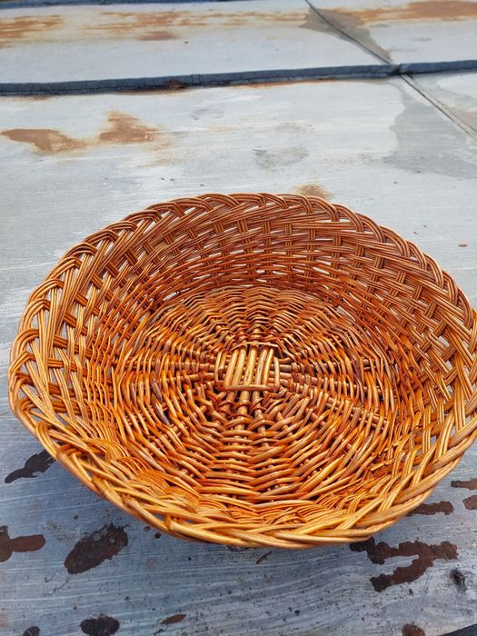 Вироби з лози,корзини,хлібниці.