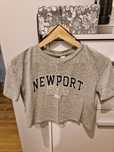 Krótki T-shirt H&M z napisem newport 1981