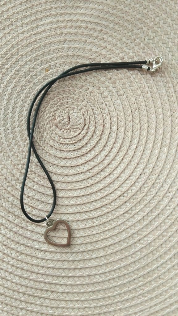 Naszyjnik choker z zawieszką w kształcie serca.
