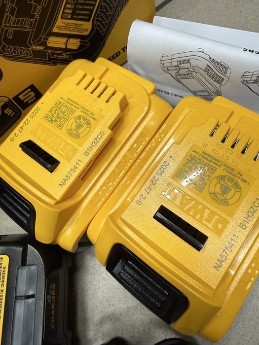 DeWalt DCB205-2C набір акумуляторів та зарядного