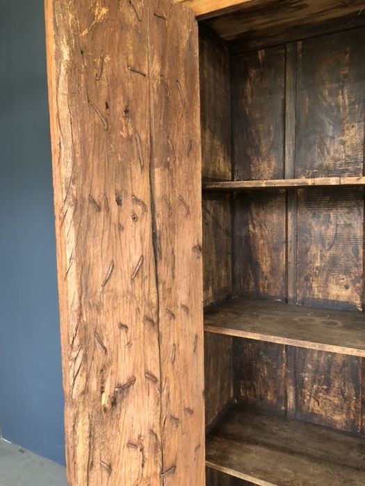 Zabytkowa stara zabytkowa recznie rzezbiona szafa