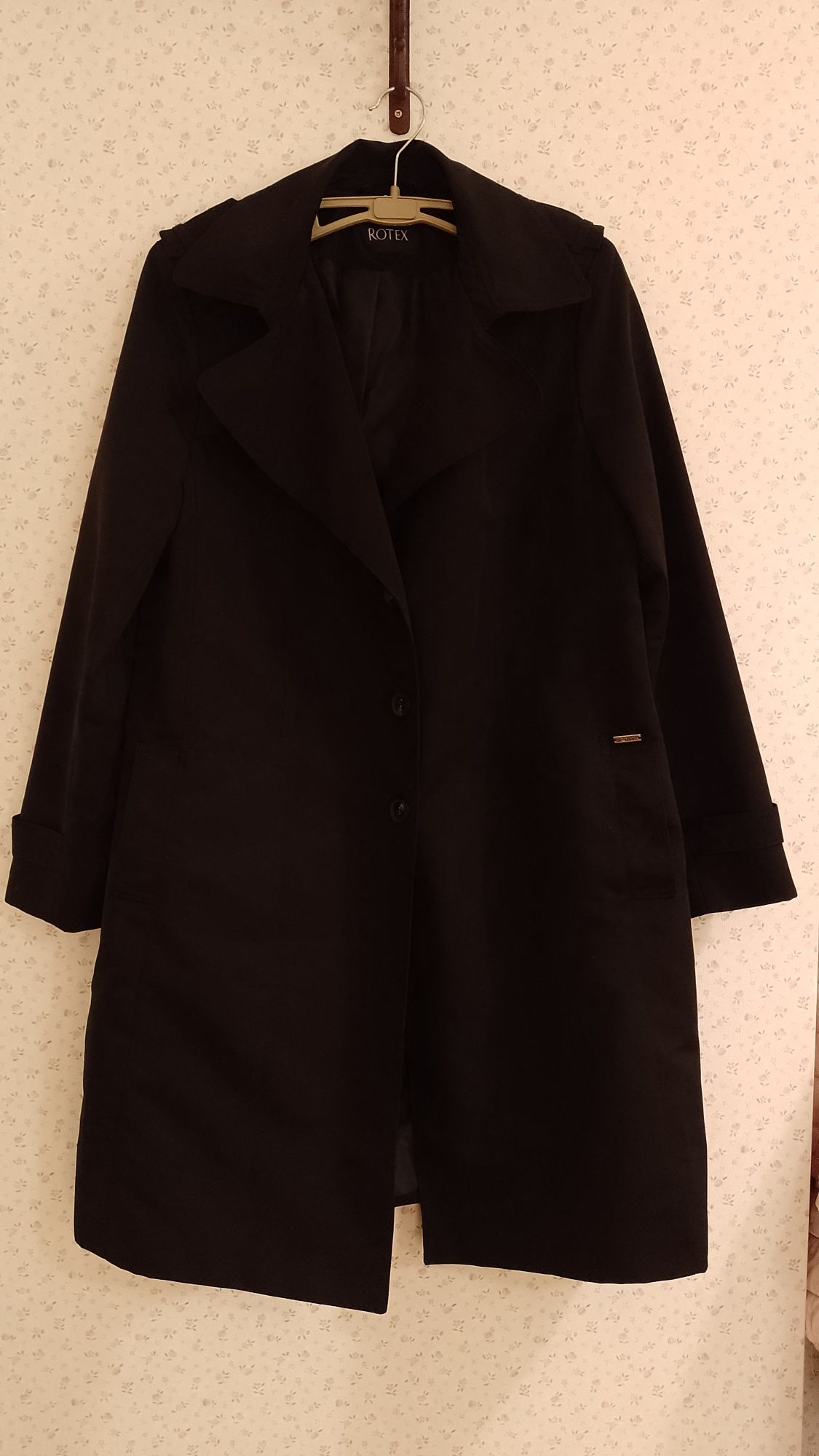Lekki czarny elegancki płaszcz